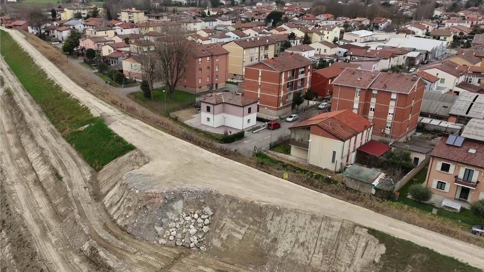foto dell'argine di un fiume e del relativo abitato