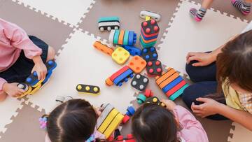 Bambini che giocano con le costruzioni 
