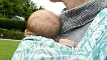 Il beneficio di portare in fascia con una «fasceggiata» del Centro per le famiglie