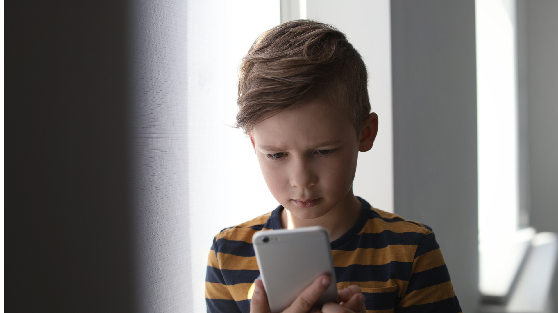 Immagine: Bambino con smartphone Centro famiglie