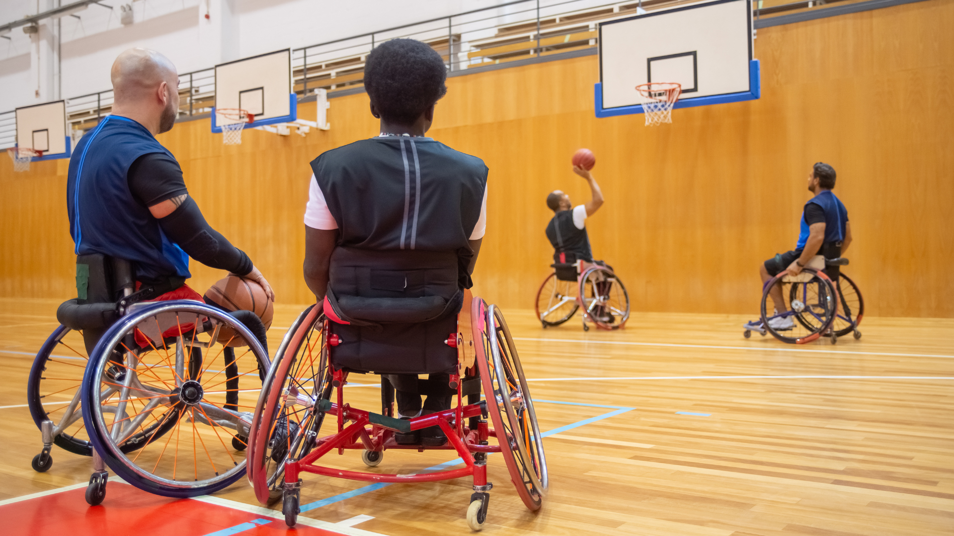 Persone disabili giocano a basket