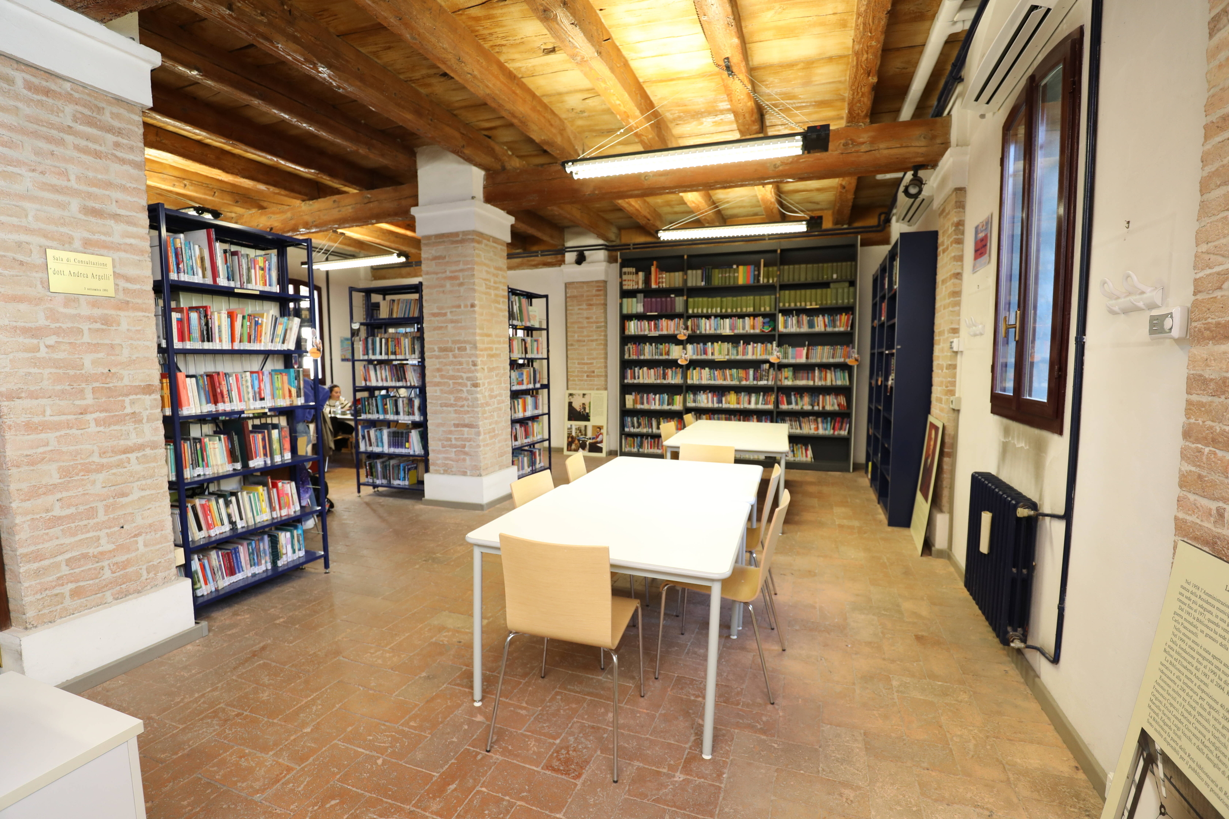 Foto di una delle sale della Biblioteca «Carlo Piancastelli» - Fusignano