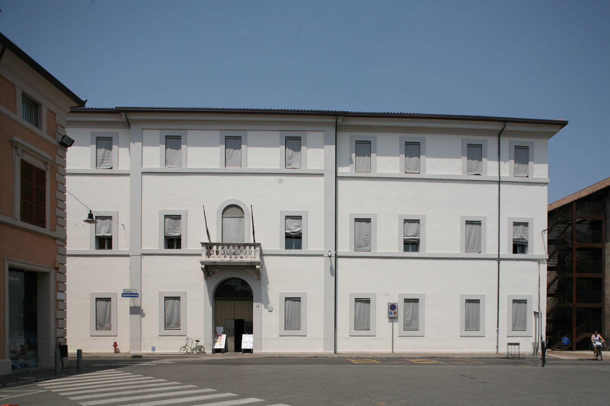 Facciata della biblioteca Fabrizio Trisi