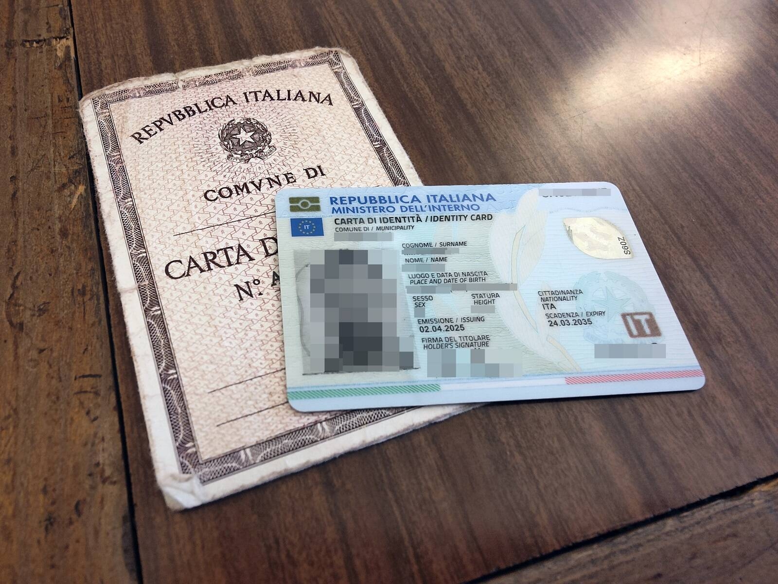 Immagine: Carta d'identità vecchia e nuova
