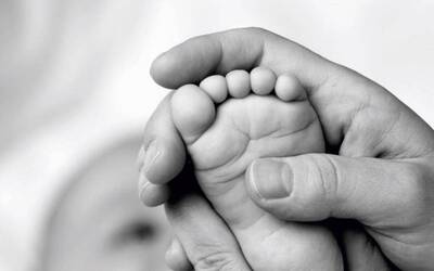 foto di un piede di un neonato