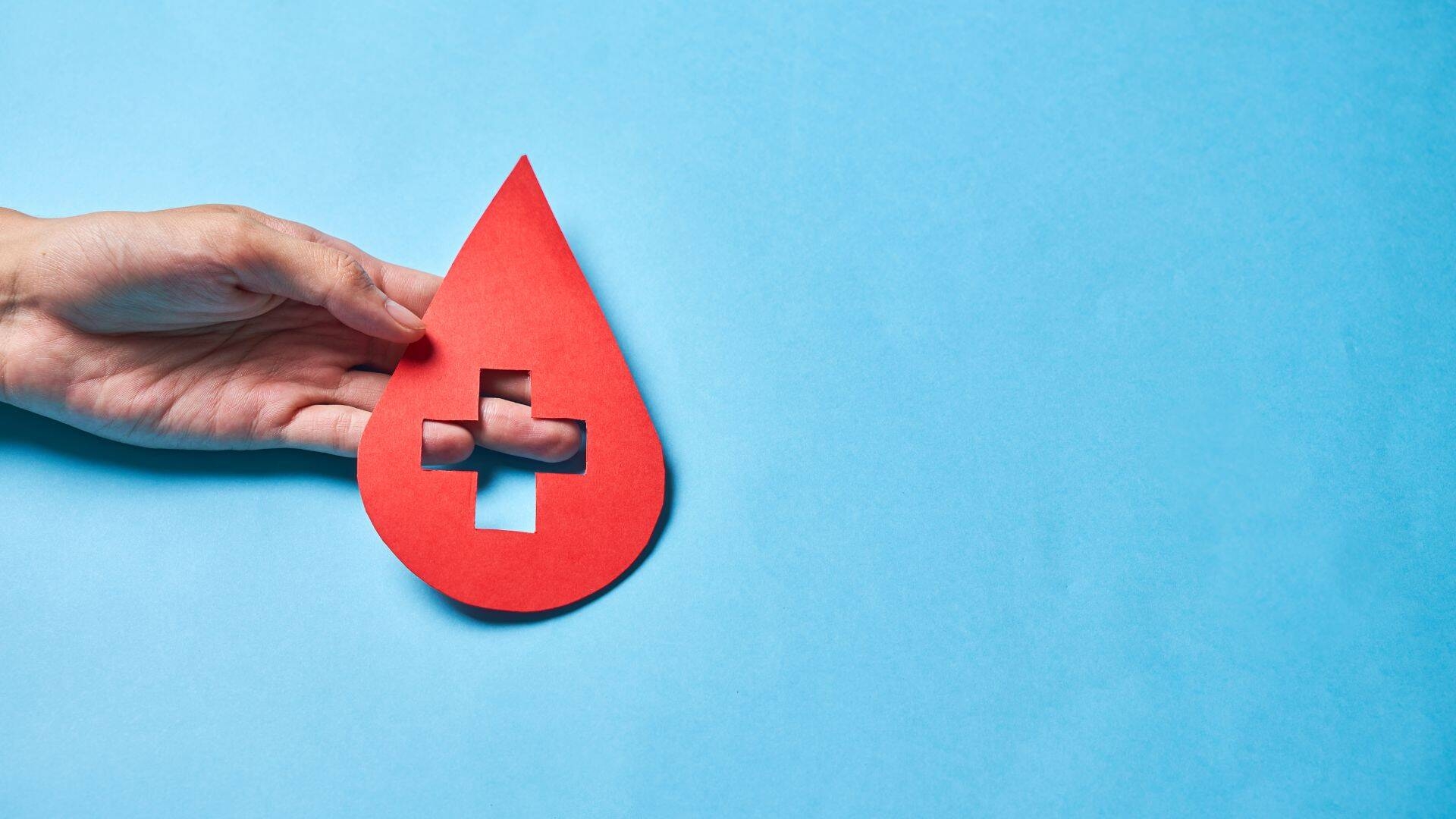 goccia di sangue tenuta da una mano