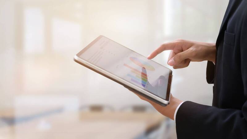 foto di una donna che utilizza un tablet per consultare una tabella