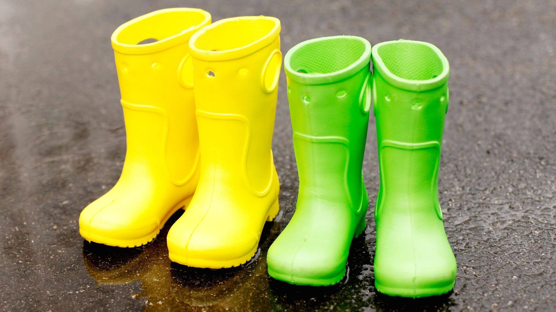 foto stivali alluvione colorati verde e giallo