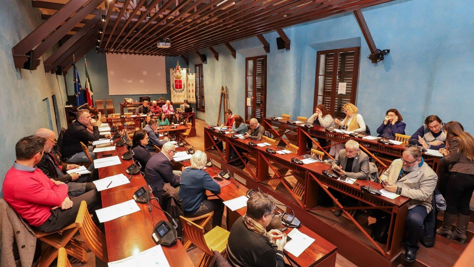 Persone che parlano ad una riunione