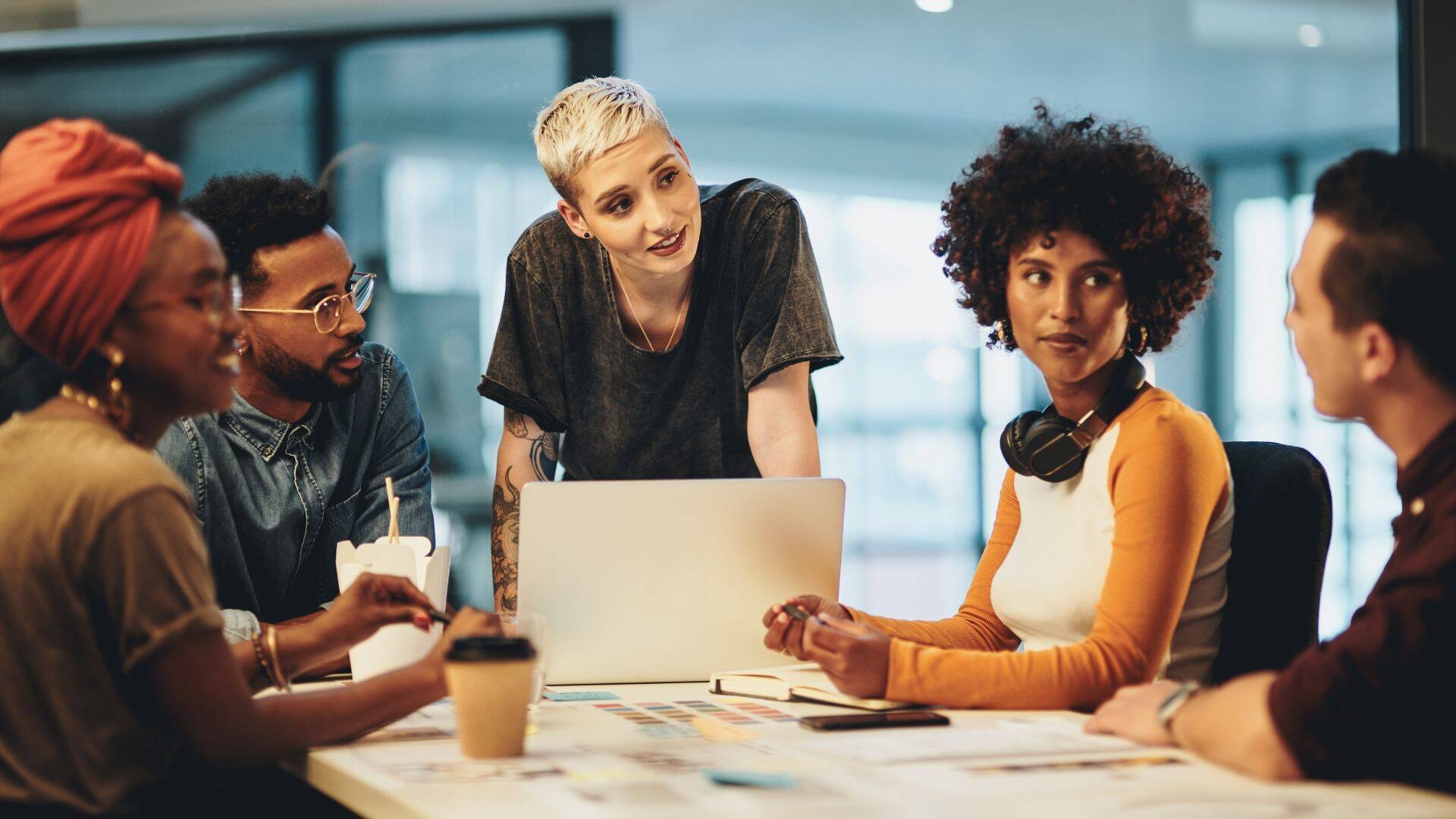 foto di persone che parlano a un tavolo