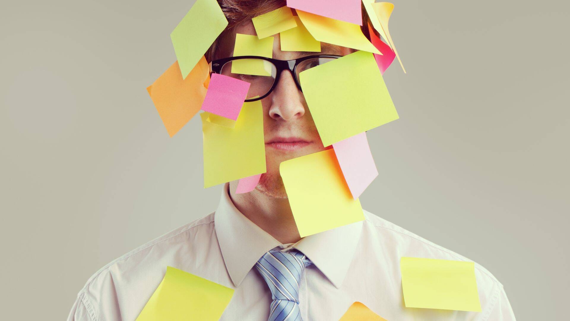 foto uomo pieno di postit