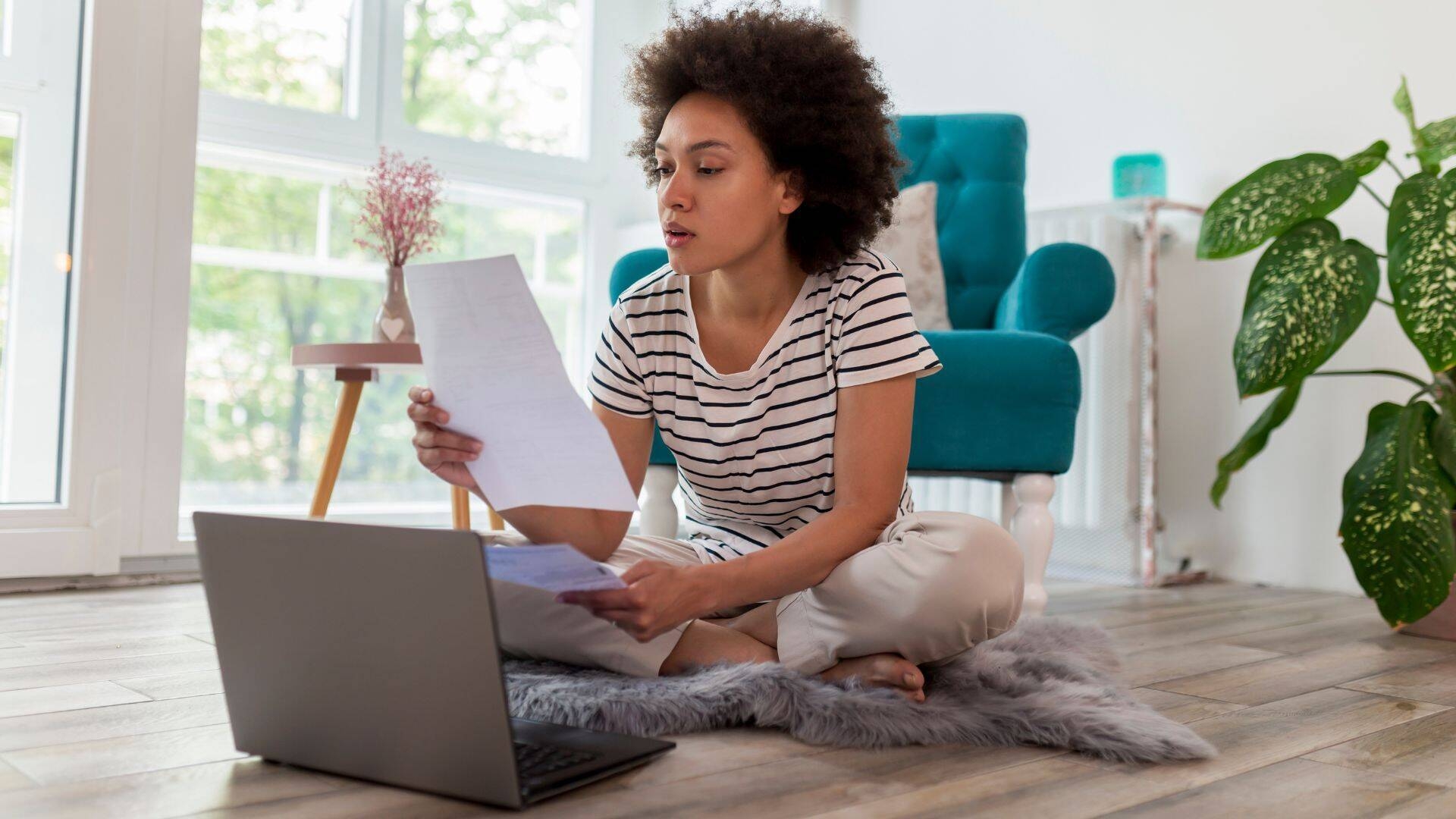 foto ragazza che sta al pc
