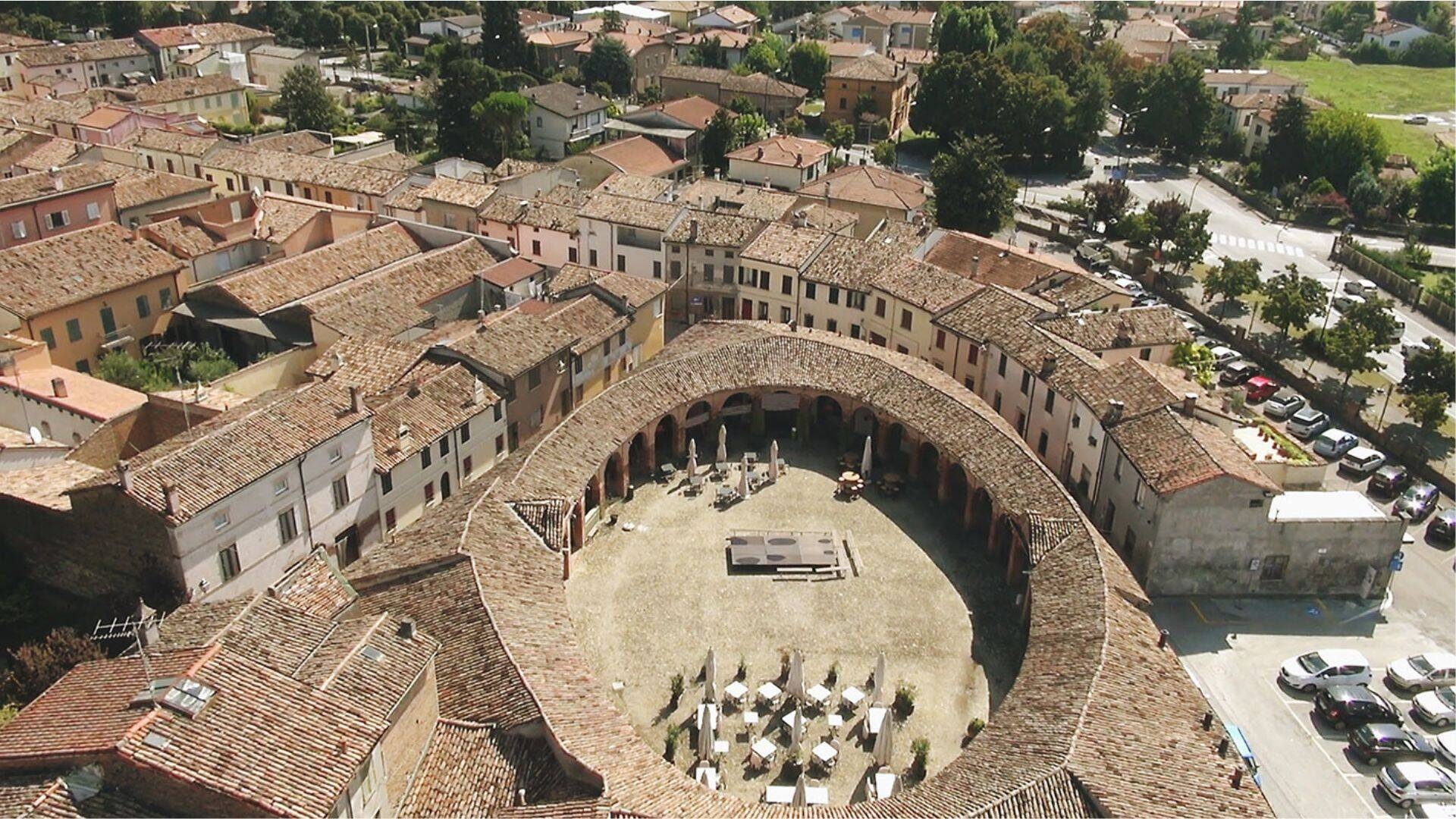 foto veduta dall'alto di Piazza Nuova a Bagnacavallo