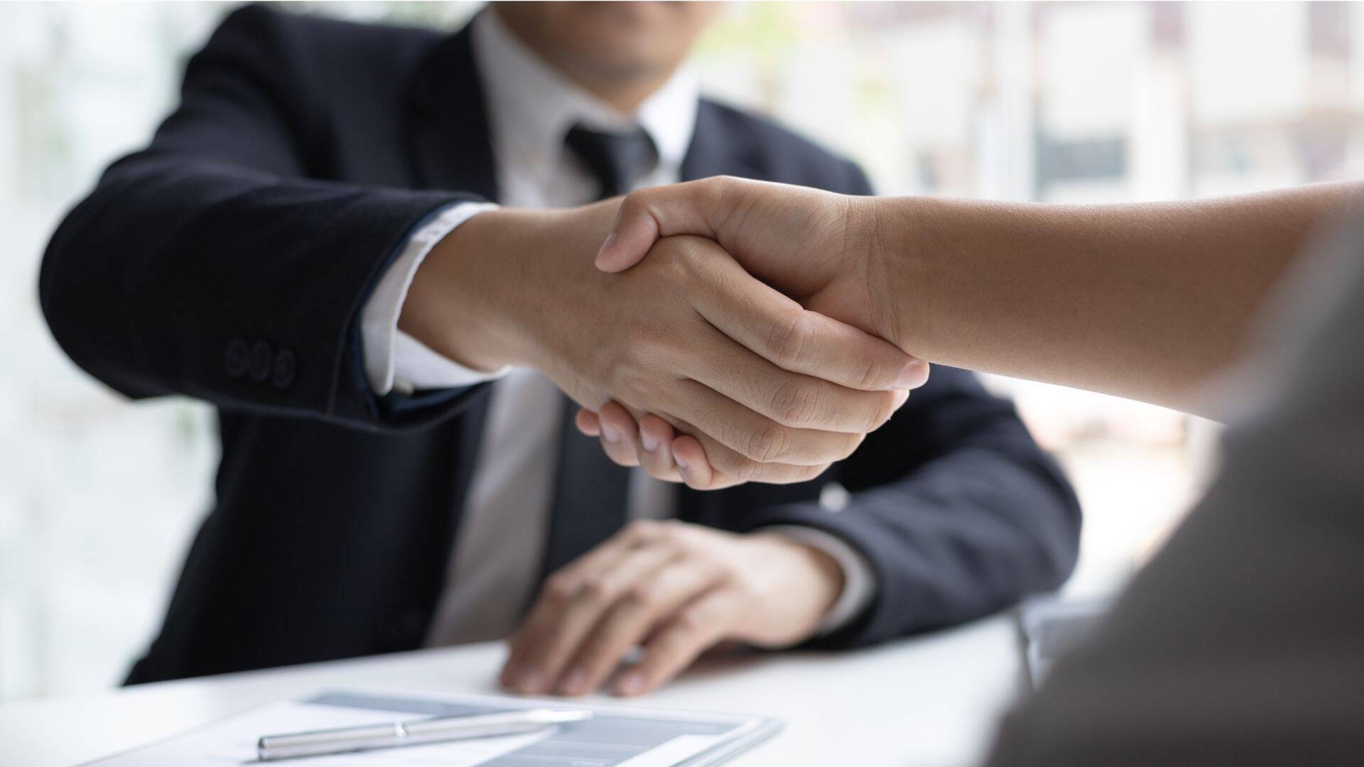 foto di due persone che si stringono la mano