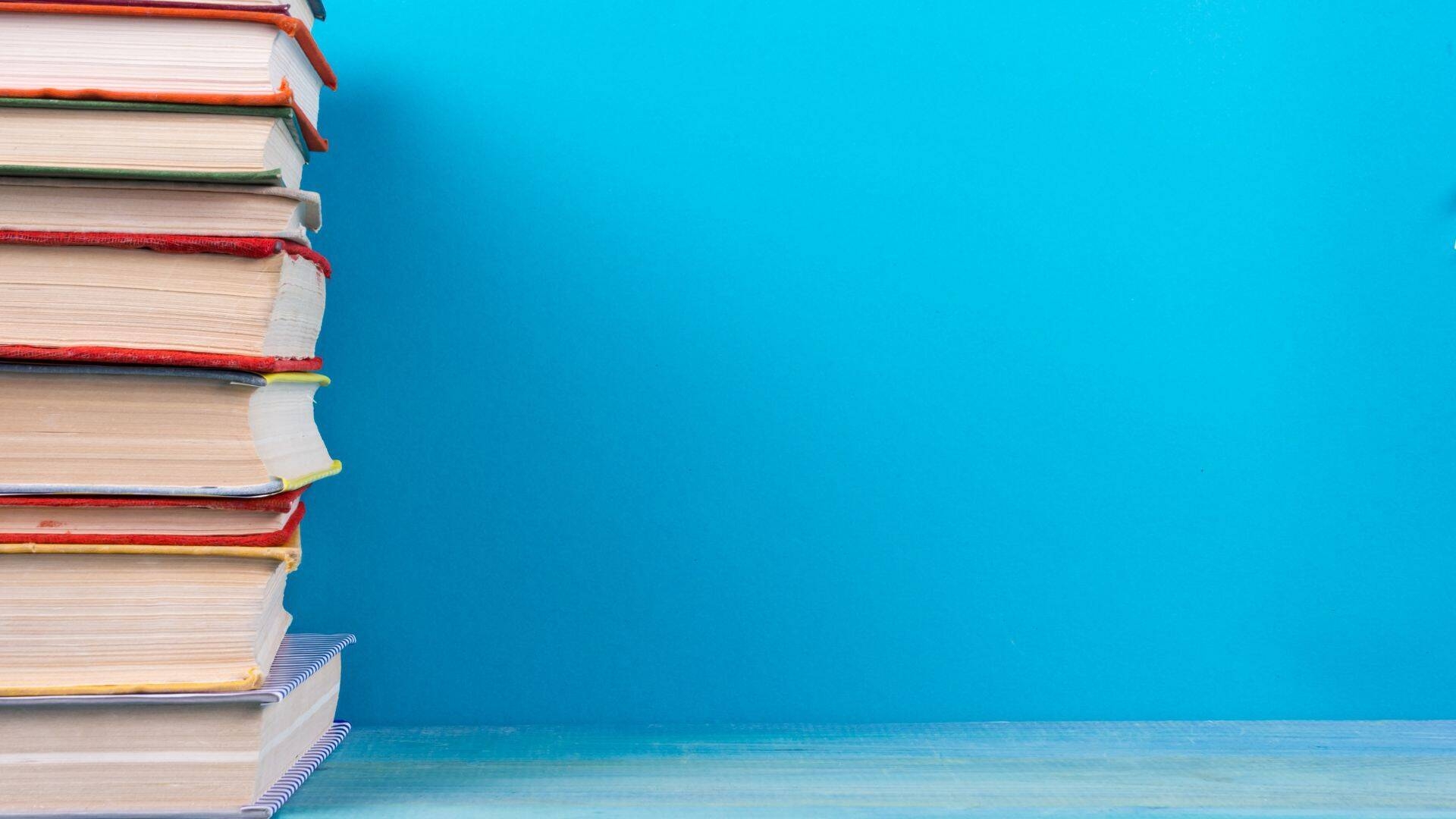 foto di libri su fondo azzurro