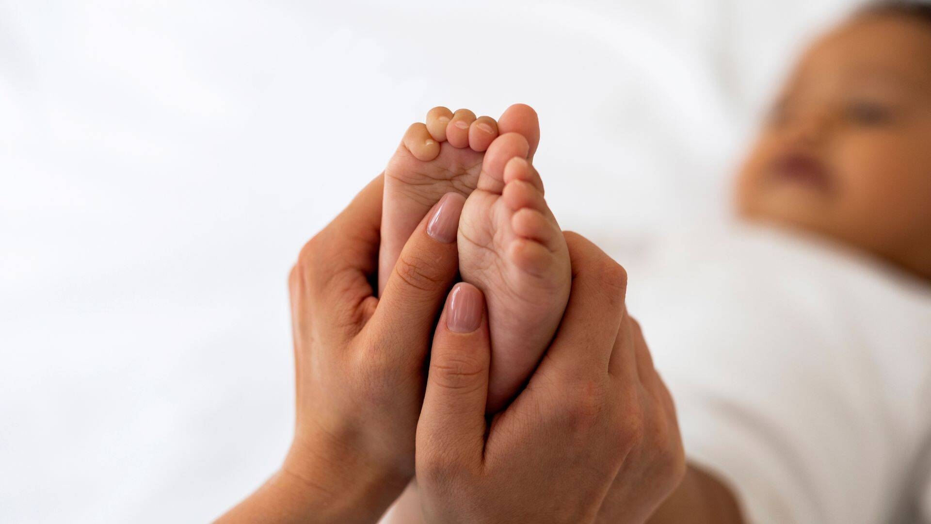 foto di una donna che massaggia un bambino
