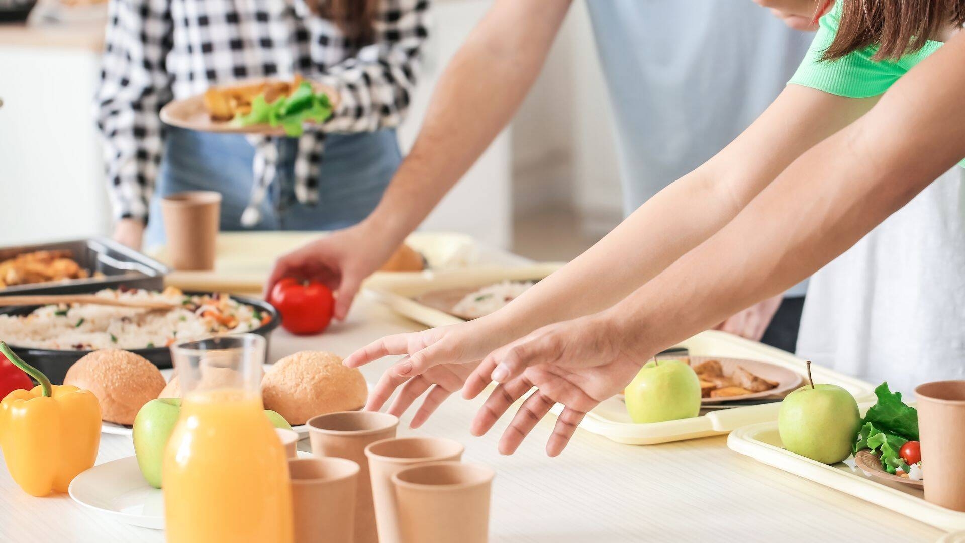 foto di bambini che prendono cibo mensa