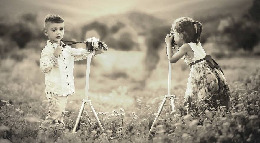 immagine di un bimbo e una bimba che fanno foto immagine di un bimbo e una bimba che fanno foto