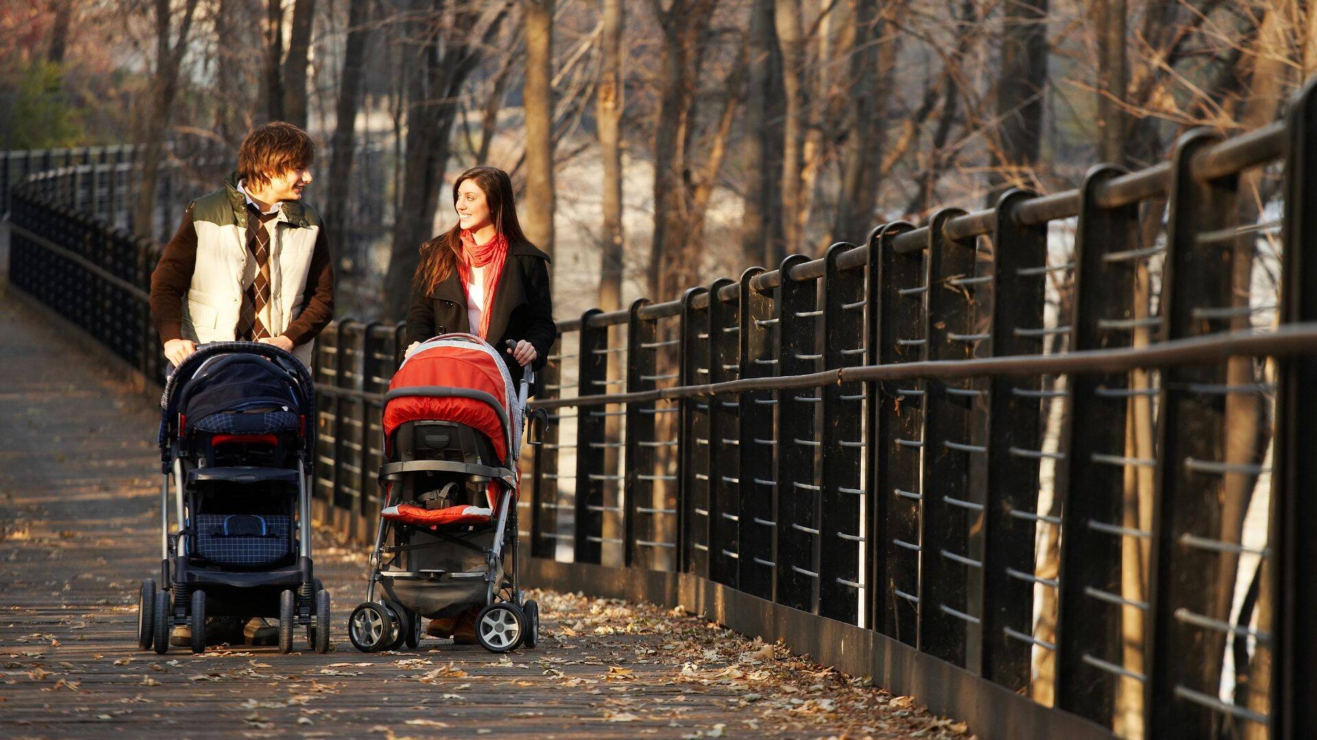 Neogenitori che passeggiano 