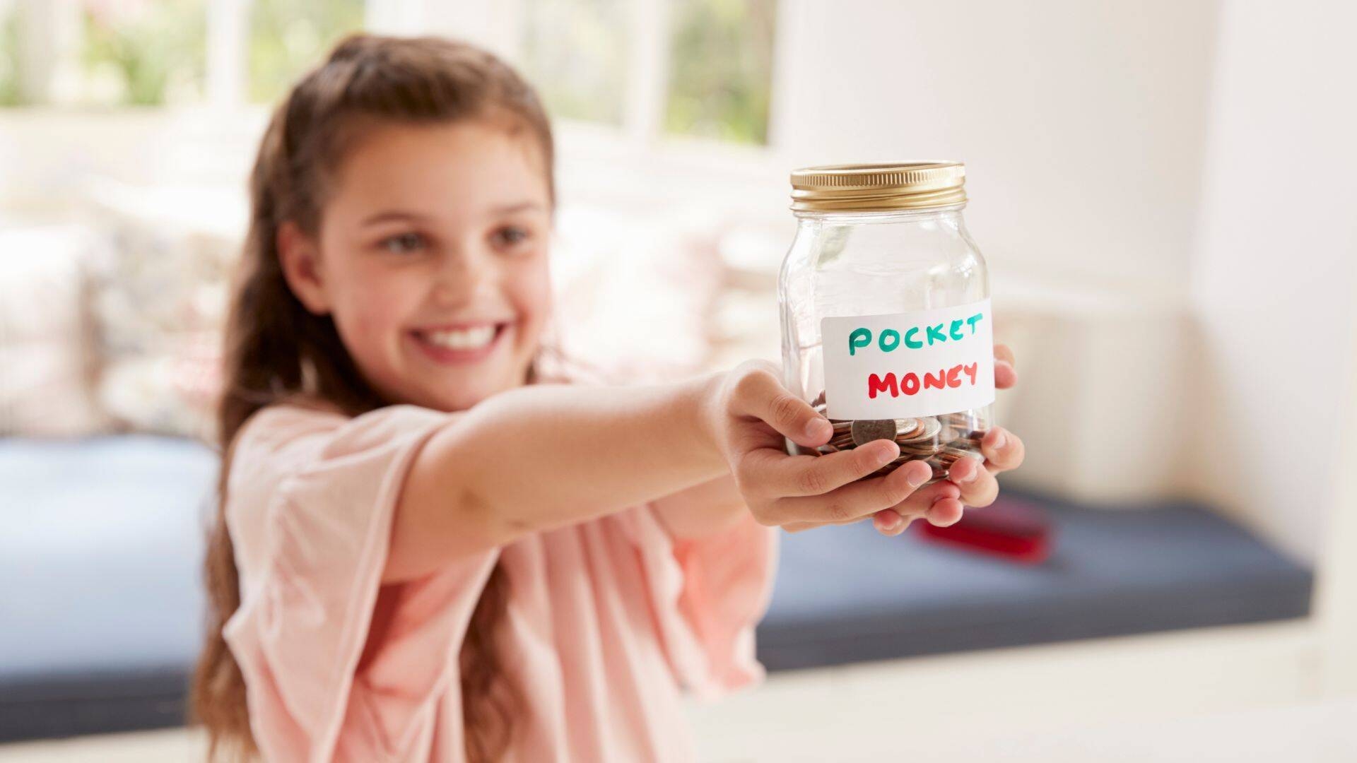 bambina con paghetta