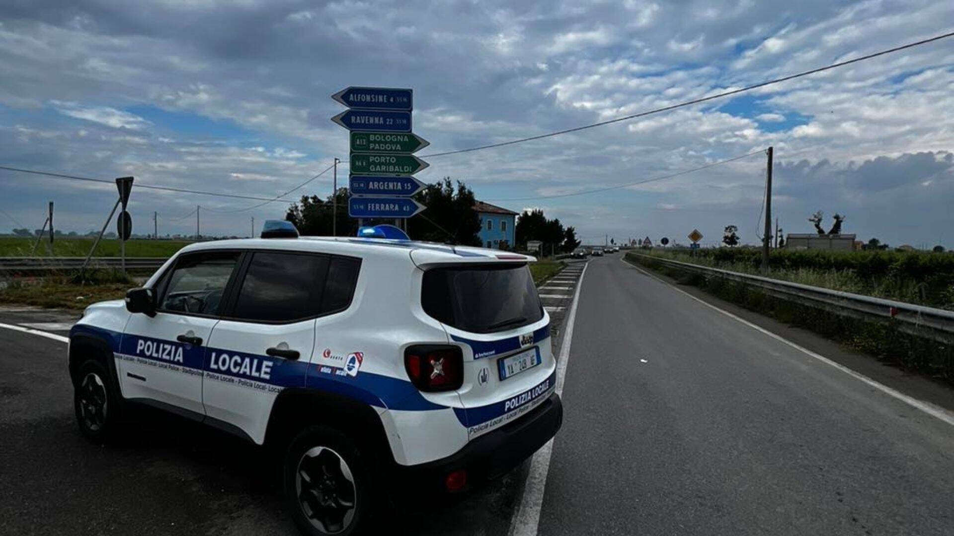 foto macchina della polizia sulla strada