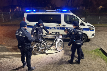 Gli agenti della Polizia locale recuperano una bicicletta elettrica rubata