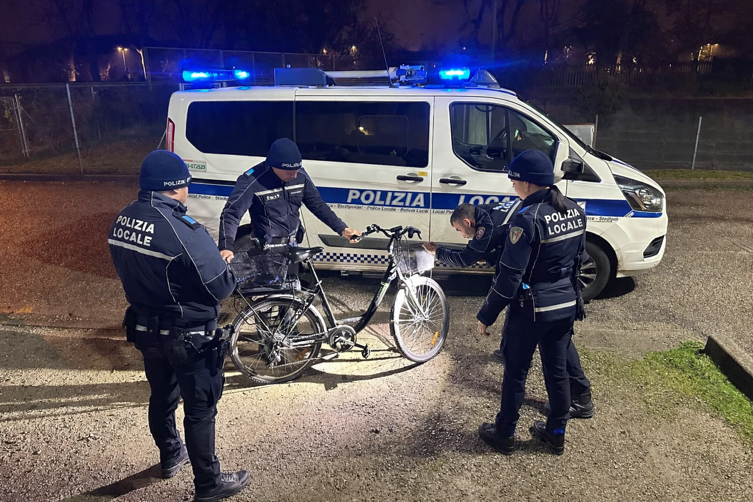 Scatto del momento in cui la polizia locale ha recuperato la bici elettrica rubata