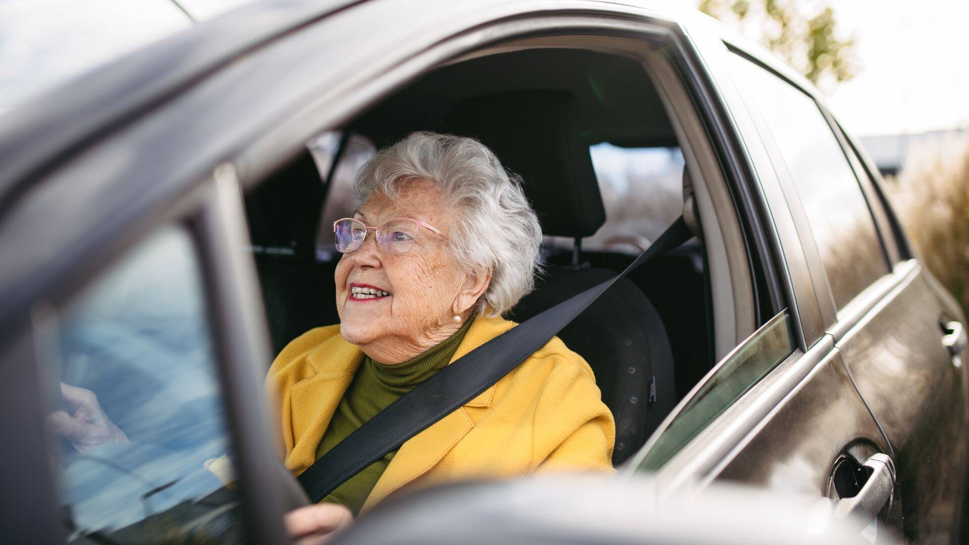 foto signora anziana al volante