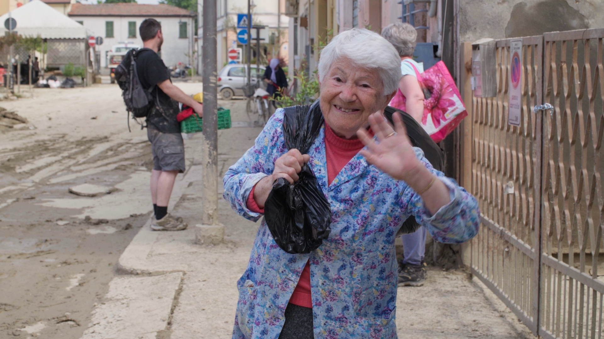 Immagine: Signora - alluvione - volontari