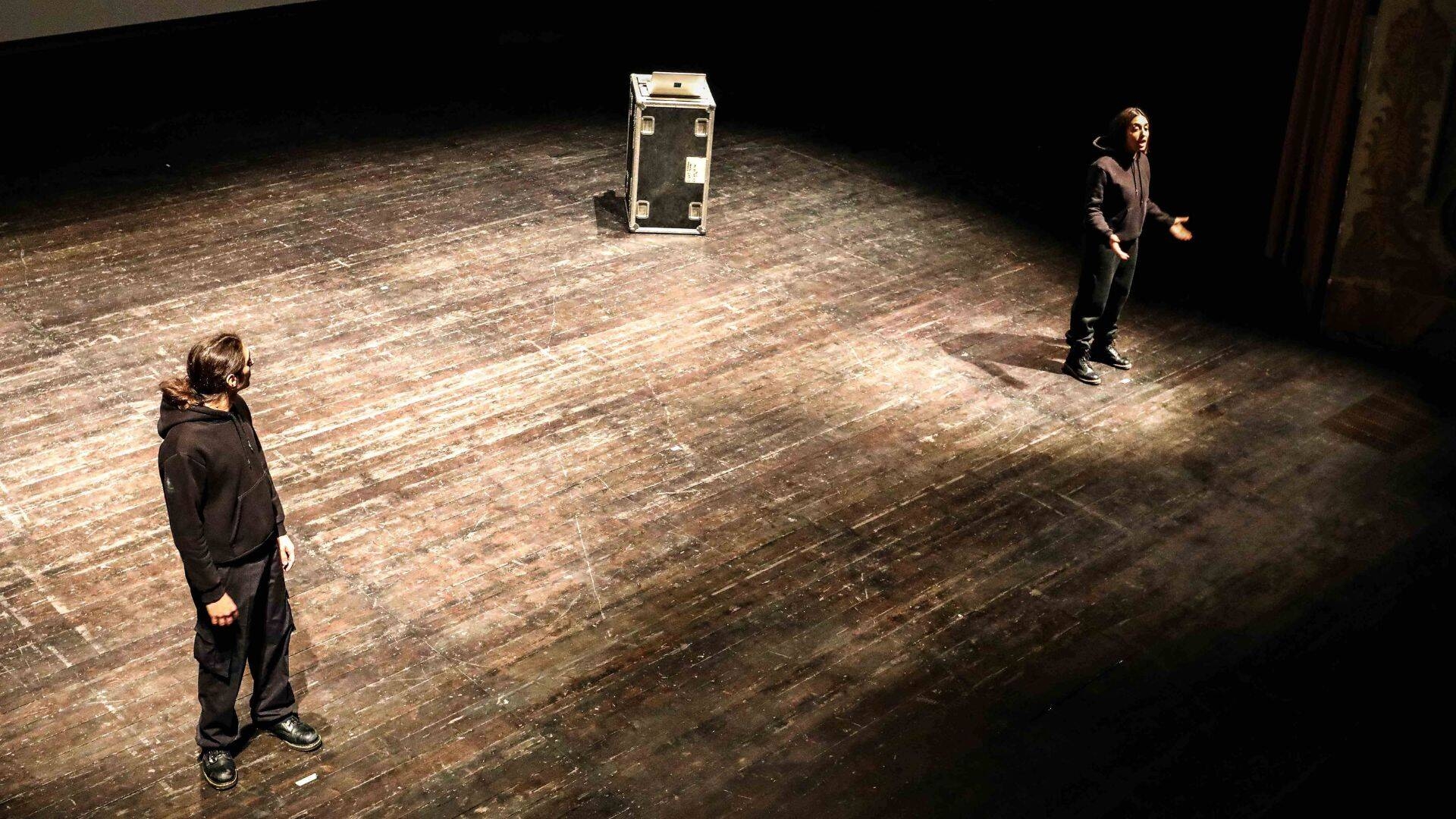 Foto degli attori mentre recitano durante lo spettacolo