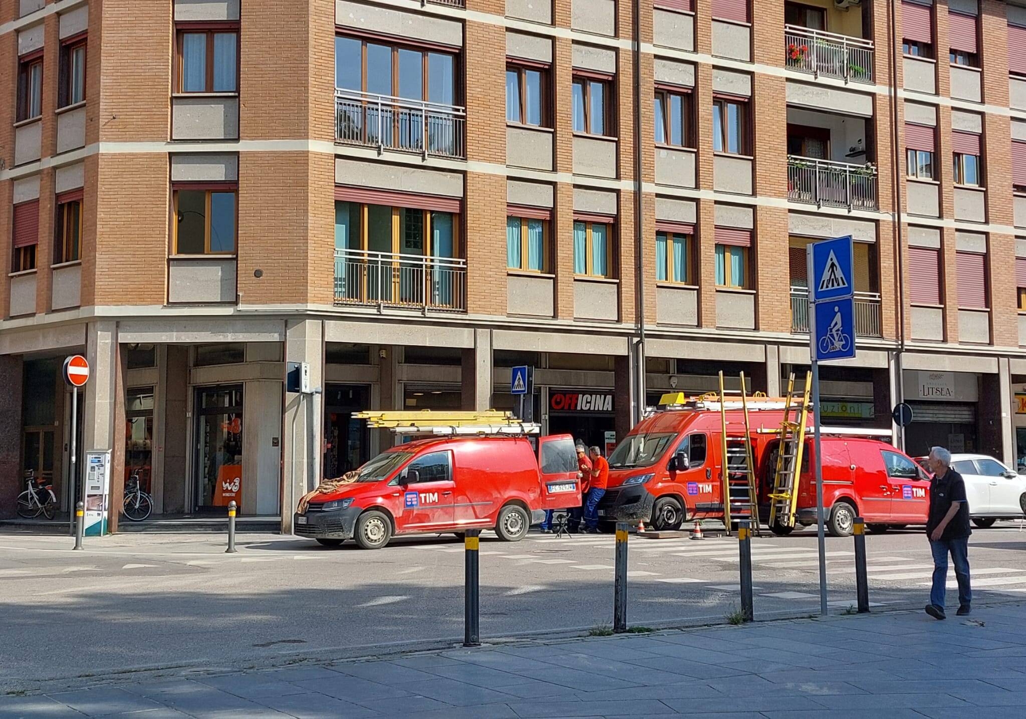Immagine: Tecnici Tim intervenuti per riparare il guasto (1)