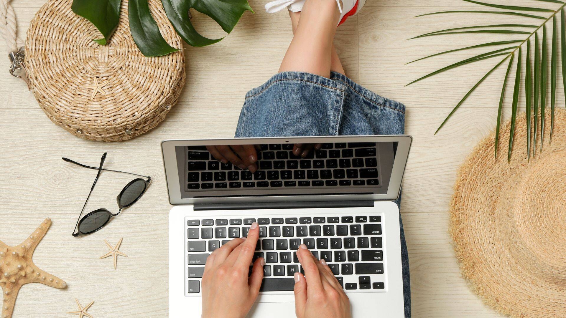 foto ragazza che lavora al computer seduta per terra