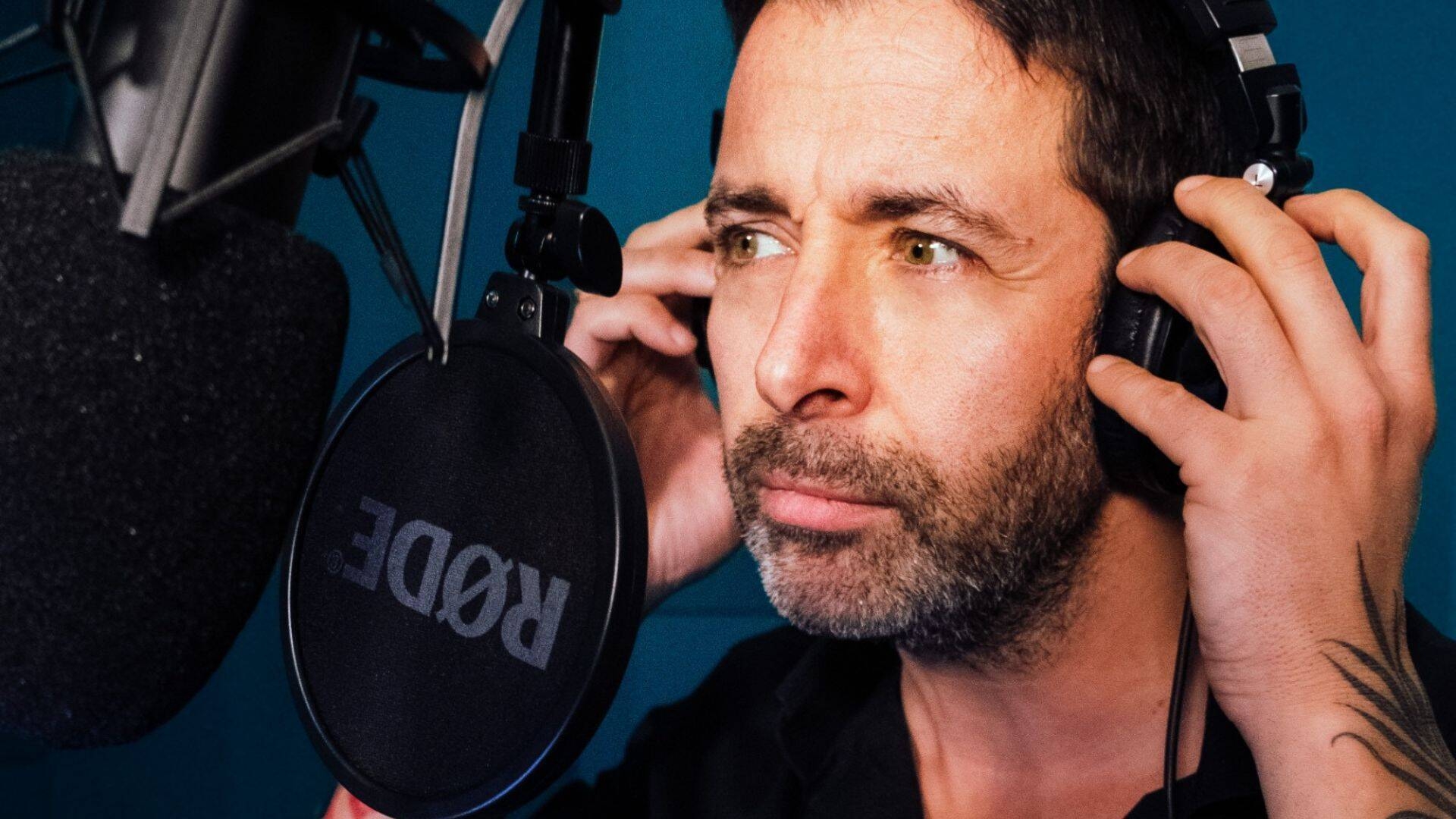 foto di Pablo Trincia con le cuffie in testa