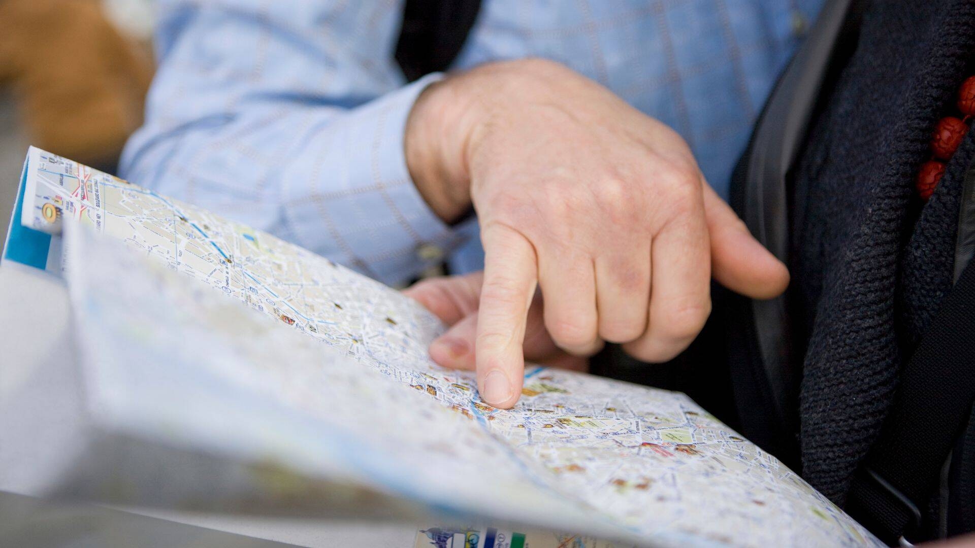 Mano che indica una cartina geografica