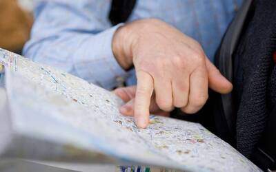 Mano che indica una cartina geografica