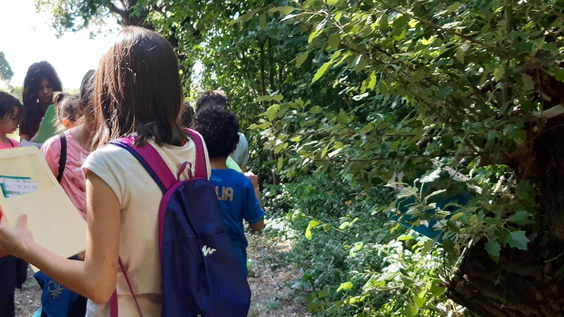 foto bambini in mezzo al verde