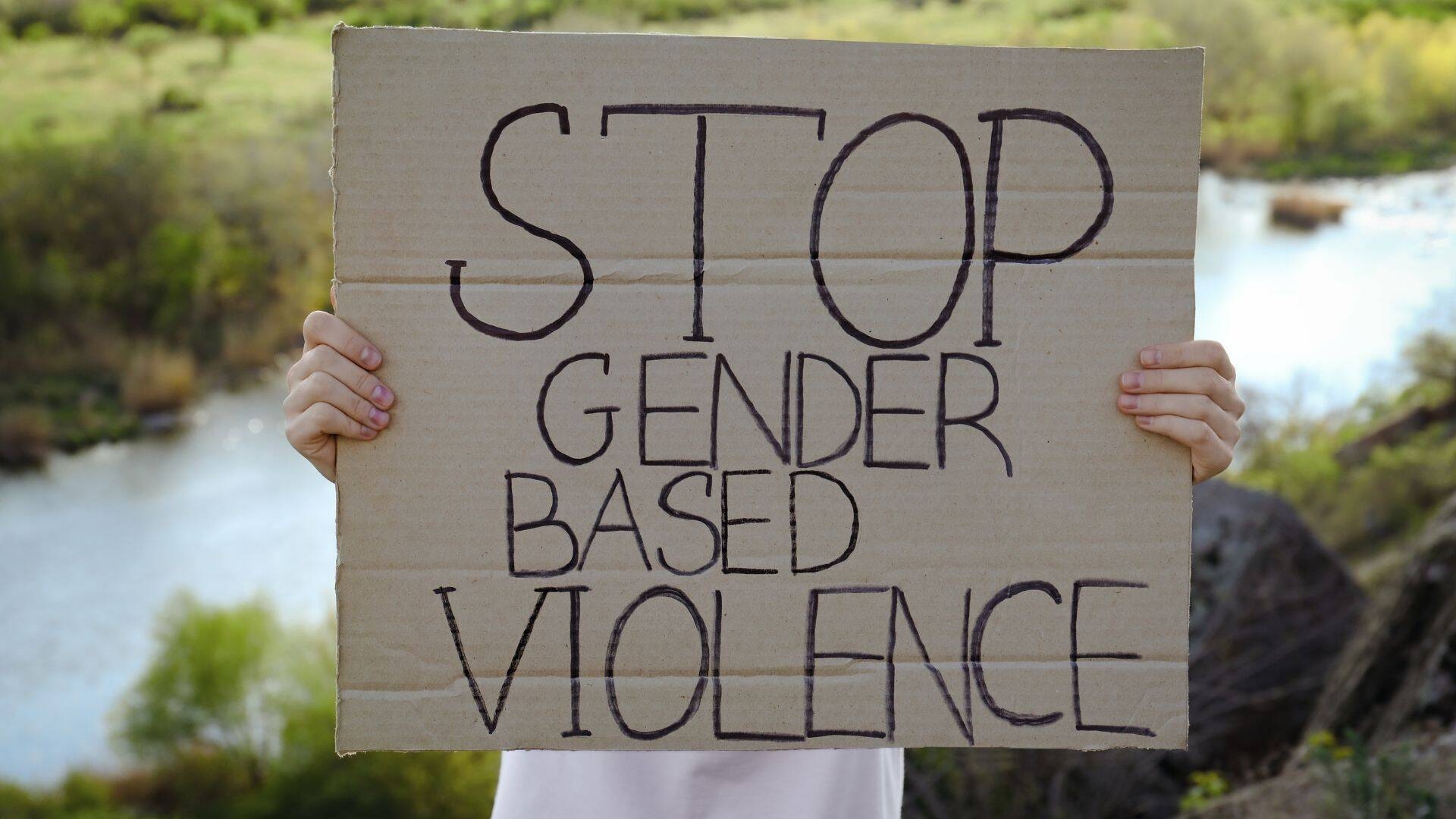 foto a un cartello contro la violenza di genere